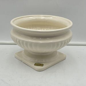 Macetero/jarrón de pedestal vintage Haeger con diseño floral griego - Jarrón/cofre decorativo de cerámica brillante color marfil con borde estriado - Cerámica decorativa de estilo moderno de mediados de siglo