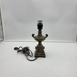 Vintage messing urnlamp met leeuwenkopdetails, Hollywood Regency tafellamp, neoklassieke bronzen trofee accentlamp voor de woonkamer