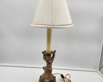 Vintage Tischlampe aus Messing mit Cherub-Figur, verziert mit vergoldetem Engelsmotiv, im Stil der Hollywood Regency-Moderne, mit passendem Lampenschirm.