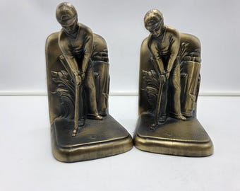 Zestaw dekoracji sportowych z połowy XX wieku z mosiężnymi podpórkami do książek w stylu golfowym