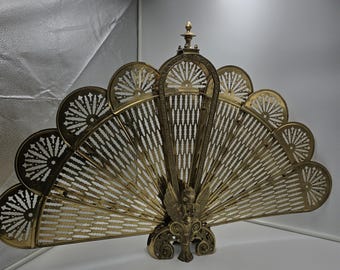 Vintage messing open haardscherm met pauw, sierlijke opvouwbare ventilator brandwacht, antieke art deco griffioen haard decor, Hollywood Regency intrekbaar