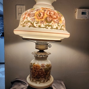 ヴィンテージ　シェル　ランプ Vintage Quoizel Hurricane Lamp White Yellow Brown Green Roses 26