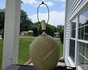 Art Deco Revival Muschel-Tischlampe - Beige gerippte Glasmuschel-Beleuchtung - Postmodernes Küsten-Strandhaus-Dekor - Jakobsmuschel