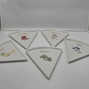 Conjunto de 5 pratos Pottery Barn Pizza Buono em cerâmica vintage, formato triangular, para servir fatias de pizza, legumes e outros alimentos. Pratos divertidos e originais.