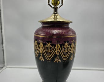 Lámpara de mesa vintage asiática con forma de urna, de cerámica dorada y negra, estilo mediados de siglo.