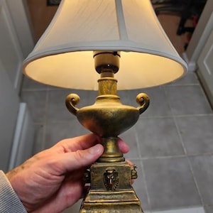 Lampe de table Lion vintage de style laiton avec abat-jour élégant - Décoration d&#39;intérieur d&#39;inspiration antique