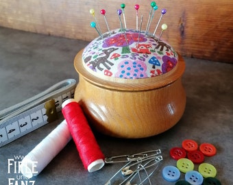 Vintage wooden box as a sewing kit | Sewing case for children | Includes sewing supplies | Pincushion | Wooden sugar bowl | Round wooden box with lid