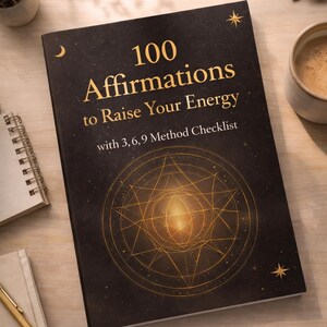 Könnte beinhalten: Ein schwarzes Buch mit goldener Schrift und einem geometrischen Design, betitelt "100 Affirmations to Raise Your Energy". Das Buch misst 21,6 x 27,9 cm und enthält eine 3,6,9-Methoden-Checkliste. Die Wörter "Sofortiger Download" und "Digital druckbar" sind ebenfalls sichtbar.