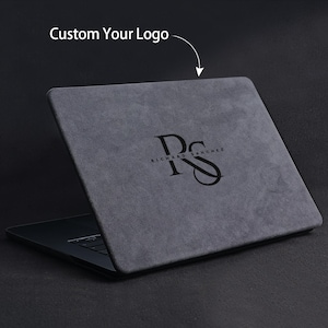 Puede incluir: Un juego de tres tazas de cerámica con un acabado mate moteado. Las tazas son de color crema, gris claro y gris oscuro. Cada taza tiene un diseño simple y minimalista, ideal para café o té.