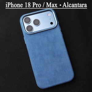 Może przedstawiać: Niebieskie etui na telefon z Alcantary do iPhone 18 Pro / Max. Etui posiada teksturowany tył z niebieskiego materiału oraz podwyższoną, jasnoniebieską metalową obudowę aparatu z trzema okrągłymi wycięciami na obiektywy i dwoma otworami na czujniki.
