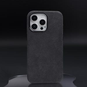 Alcantara Magsafe iPhone 16-hoesje, monogram-initialen voor 15/15 Pro/15 Pro Max, 14 Pro Max, origineel ontwerp gepersonaliseerd hoesje, donkergrijs