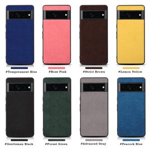 Pode incluir: Oito capas de telefone de diferentes cores com uma textura semelhante ao camur&ccedil;a. As capas t&ecirc;m todas a mesma forma e tamanho, e t&ecirc;m um recorte para a lente da c&acirc;mera. As cores s&atilde;o: azul temperamento, rosa rosa, castanho rigoroso, amarelo lim&atilde;o, preto cavalheiro, verde floresta, cinzento avan&ccedil;ado e azul pav&atilde;o.