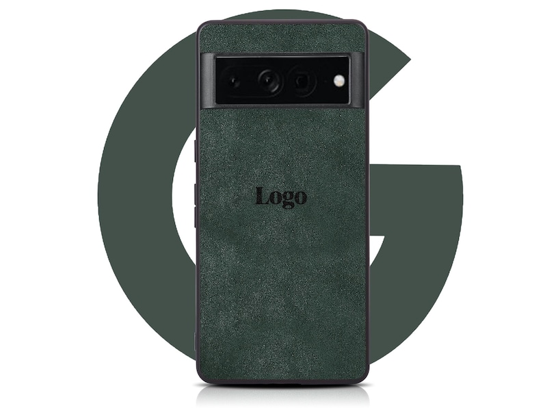 Pode incluir: Uma capa de telefone verde escura com uma protuber&acirc;ncia de c&acirc;mera preta e a palavra "Logo" impressa na parte de tr&aacute;s.