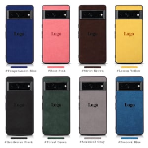 Pode incluir: Oito capas de telefone diferentes com uma variedade de cores e texturas. As capas s&atilde;o todas feitas de um material macio, semelhante ao camur&ccedil;a, e apresentam um logotipo simples no centro. As cores incluem azul temperamento, rosa rosa, castanho rigoroso, amarelo lim&atilde;o, preto cavalheiro, verde floresta, cinzento avan&ccedil;ado e azul pav&atilde;o.