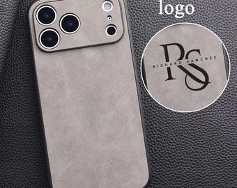 Può includere: Custodia per telefono grigia con bordo nero. La custodia presenta un modulo fotocamera con tre obiettivi e un flash. Il testo "Custom your logo" è in alto. Un inserto circolare mostra le iniziali "RS" e il nome "RICHARD SANCHEZ".