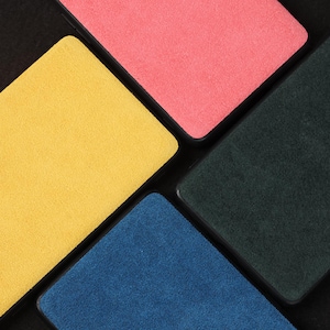 Pode incluir: Um close-up de uma paleta de maquiagem com quatro sombras de olhos de diferentes cores. As sombras de olhos est&atilde;o em quadrados pretos com uma borda preta. As cores s&atilde;o amarelo, rosa, azul e verde.