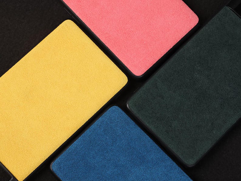 Pode incluir: Um close-up de uma paleta de maquiagem com quatro sombras de olhos de diferentes cores. As sombras de olhos est&atilde;o em quadrados pretos com uma borda preta. As cores s&atilde;o amarelo, rosa, azul e verde.