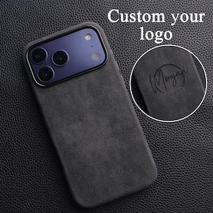 Pode incluir: Uma capa de telefone cinza escuro com um acabamento texturizado. A capa tem um recorte para a câmera e um close-up de um logotipo que diz "Morgan". O texto "Custom your logo" está no canto superior direito.