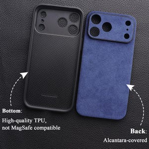 K&ouml;nnte beinhalten: Zweiteilige Handyh&uuml;lle. Der untere Teil ist aus schwarzem TPU mit strukturierter Oberfl&auml;che. Die R&uuml;ckseite ist blau Alcantara-bezogen. Der Text lautet: "Bottom: High-quality TPU, not MagSafe compatible" und "Back: Alcantara-covered."
