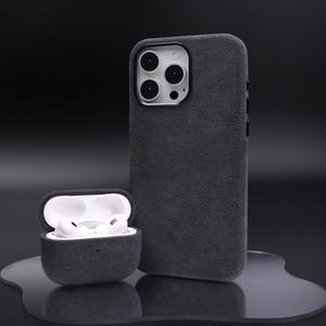 Custodia personalizzata in Alcantara per iPhone 16/15/Pro/Pro Max con AirPods Pro 2, custodia in pelle Magsafe per iPhone 14 Pro/Pro Max, grigio scuro