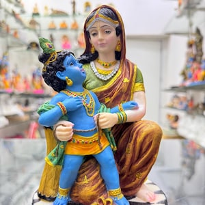 Maa Yashoda segurando o bebê Krishna-pintado à mão-Damodar Leela-altura-8"-resina