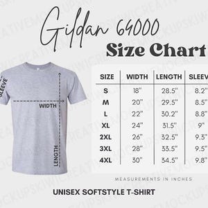 以下が含まれることがあります： ライトグレーのGildan 64000ユニセックスソフトスタイルTシャツとサイズチャート。チャートは、Sから4XLまでの幅、長さ、袖丈のインチ単位の測定値を表示します。cm単位の測定値も表示されます。
