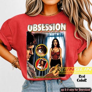 K&ouml;nnte beinhalten: Rotes T-Shirt mit dem Wort "OBSESSION" in einer Vintage-Schriftart. Das Shirt zeigt ein Filmplakat-Design mit Illustrationen eines Mannes, einer Frau und dem Text "Be careful who you wish for..."