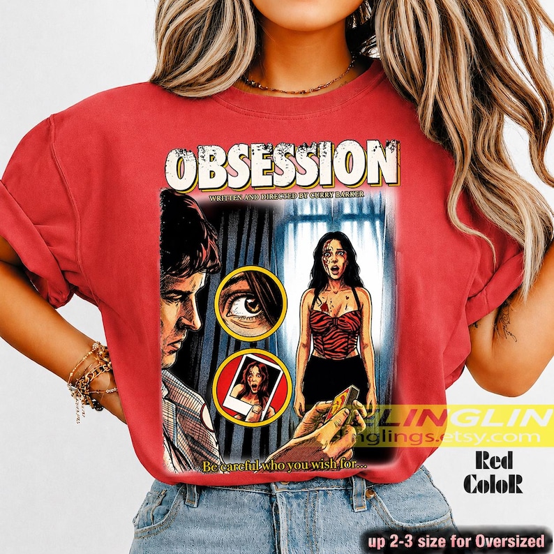 K&ouml;nnte beinhalten: Rotes T-Shirt mit dem Wort "OBSESSION" in einer Vintage-Schriftart. Das Shirt zeigt ein Filmplakat-Design mit Illustrationen eines Mannes, einer Frau und dem Text "Be careful who you wish for..."
