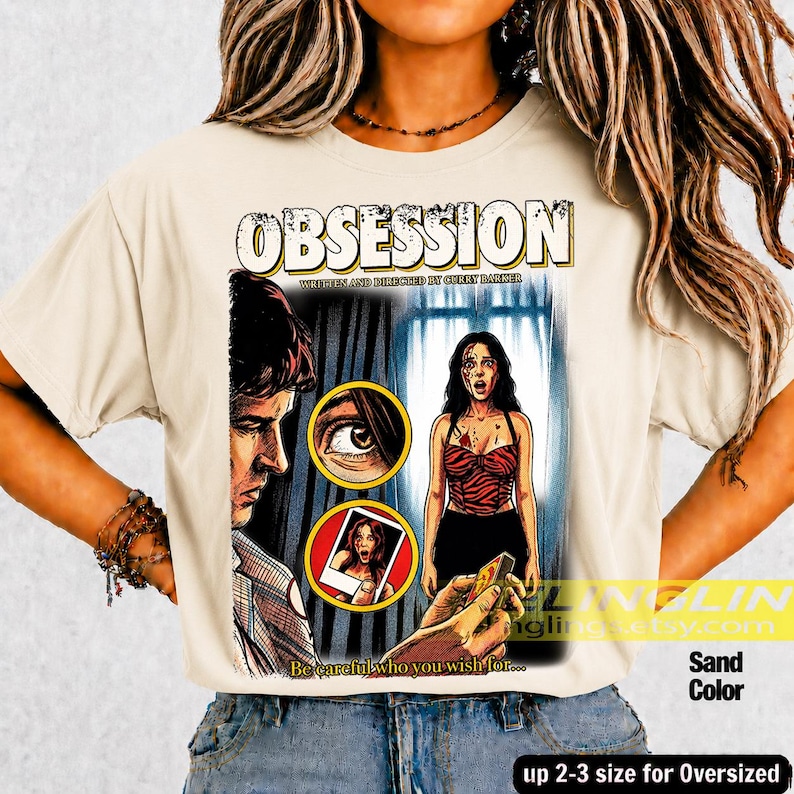 K&ouml;nnte beinhalten: Sandfarbenes T-Shirt mit einem Filmplakat-Design. Die Grafik zeigt das Wort "OBSESSION" &uuml;ber einer Szene mit einem Mann, einer Frau und dem Text "Be careful who you wish for..." Das Shirt ist bis zu einer Gr&ouml;&szlig;e von 2-3 f&uuml;r Oversized-Passformen erh&auml;ltlich.