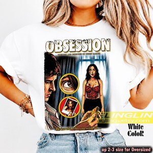 K&ouml;nnte beinhalten: Wei&szlig;es T-Shirt mit Comic-Grafik. Die Grafik zeigt das Wort "OBSESSION" &uuml;ber einer Szene mit einem Mann, einer Frau und einer Nahaufnahme eines Auges. Der Text unten lautet "Pass auf, was du dir w&uuml;nschst..."