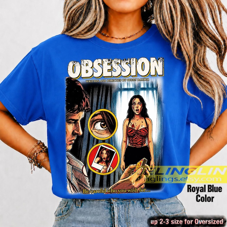 K&ouml;nnte beinhalten: K&ouml;nigsblaues T-Shirt mit einem Comic-Stil-Grafik. Die Grafik zeigt das Wort "OBSESSION" und den Text "WRITTEN AND DIRECTED BY GURRY BARNER". Das Design enth&auml;lt Illustrationen eines Mannes, einer Frau und anderer Elemente. Der Text "Be careful who you wish for..." ist ebenfalls vorhanden.