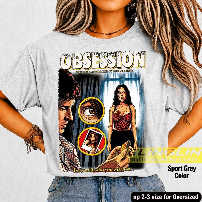 K&ouml;nnte beinhalten: Sportgraues T-Shirt mit einem Grafikdesign im Filmplakatstil. Das Wort "OBSESSION" steht oben. Die Grafik zeigt einen Mann, eine Frau und den Text "Be careful who you wish for..."
