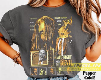 Late Night With The Devil, Kult Horrorfilm Grafik T-Shirt, David Dastmalchian Retro Horror Tee, 70er Jahre Stil