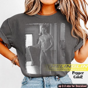 Puede incluir: Camiseta gris oscuro con una imagen en blanco y negro de un hombre con una toalla. El texto "THELINGLIN helinglings.etsy.com Pepper ColoR" está impreso en la camiseta. La camiseta se describe como de 2-3 tallas más grandes para Oversized.