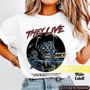 K&ouml;nnte beinhalten: Ein wei&szlig;es T-Shirt mit einem Grafikdruck einer skelettierten Figur mit einer Armbanduhr in einem schwarzen Kreis. Der Text "THEY LIVE" steht in Dunkelrot dar&uuml;ber, mit "OBEY" und dem Satz "YOU THINK THEY'RE PEOPLE JUST LIKE YOU. YOU'RE WRONG. DEAD WRONG." darunter gedruckt.