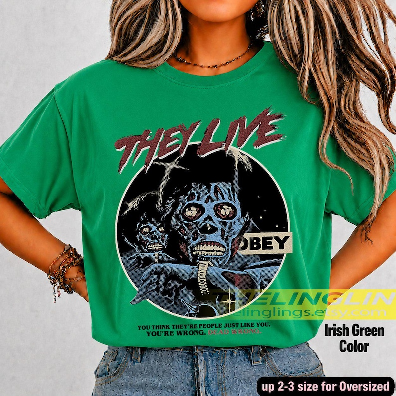 K&ouml;nnte beinhalten: Ein hellgr&uuml;nes Kurzarm-T-Shirt mit einem Grafikdruck einer skelettierten Figur und dem Text THEY LIVE und OBEY. Unter der Grafik steht der Text: YOU THINK THEY'RE PEOPLE JUST LIKE YOU. YOU'RE WRONG.