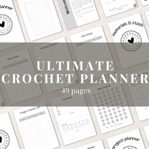 Könnte beinhalten: Ein druckbarer Häkelplaner mit 49 Seiten. Der Planer enthält Abschnitte für Garnvorrat, Häkelnadelvorrat, Projektverfolgung, Reihenzähler, Tutorials und mehr. Der Planer hat ein Schwarzweißdesign mit einem Herzlogo, auf dem "Handmade with Love" steht.