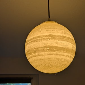 Lampa wisząca Jupiter 205 mm – lampa wisząca drukowana w technologii 3D | Pełnowymiarowa lampa sufitowa z PLA z gniazdem E27 i diodą LED do salonu lub pokoju dziecięcego