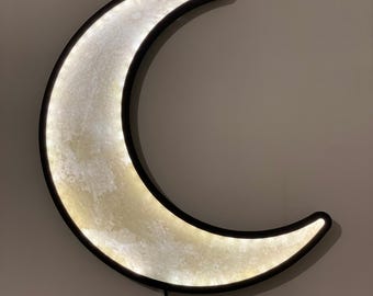 Half Moon Wall Lamp 42 cm – 3D Lithophane Moon – USB 5 V Night Light – Backlight Blue/Green – 3D Printed, Made in Germany