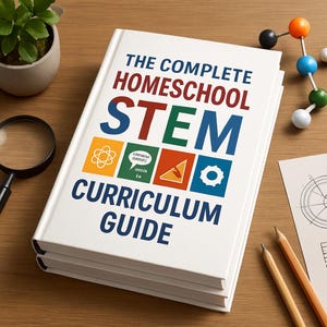 Puede incluir: Un libro blanco titulado "THE COMPLETE HOMESCHOOL STEM CURRICULUM GUIDE" con texto y gráficos coloridos. El libro está apilado encima de otro libro. Una lupa, lápices y una pequeña planta en maceta están sobre una superficie de madera.