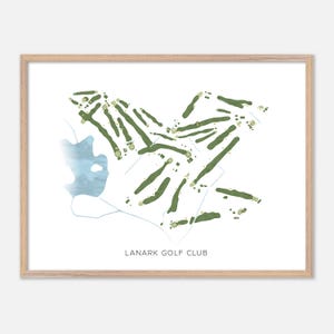 Può includere: Una stampa incorniciata del layout del campo da golf Lanark Golf Club. La mappa presenta fairway e rough verdi, un elemento d'acqua azzurro chiaro e spazio bianco. Il testo "LANARK GOLF CLUB" è stampato in basso sulla mappa.