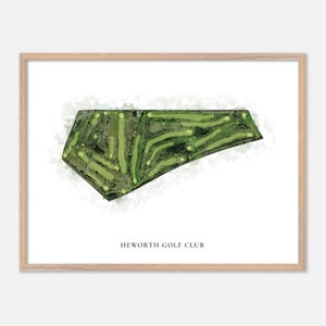 Puede incluir: Una impresión enmarcada de un diseño de campo de golf, que presenta una vista aérea detallada de las calles y búnkeres verdes. La impresión está sobre un fondo de acuarela y contiene el texto "HEWORTH GOLF CLUB". El marco es de madera clara.