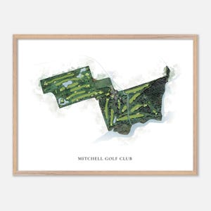 Op de afbeelding: Een aquarel illustratie van een golfbaan met de tekst "Mitchell Golf Club" onderaan. De golfbaan is afgebeeld in tinten groen en wit.