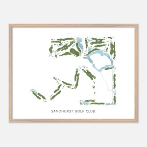 Könnte beinhalten: Gerahmter Druck des Golfplatzlayouts des Sandhurst Golf Club. Das Kunstwerk zeigt eine detaillierte Karte mit grünen Fairways, blauen Wasserflächen und einem weißen Hintergrund. Der Druck ist in einem hellbraunen Holzrahmen eingefasst.