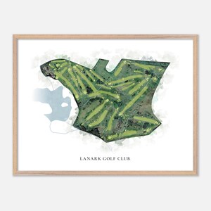 Può includere: Stampa incorniciata del layout del campo del Lanark Golf Club. L'opera presenta una vista dettagliata del campo da golf, con verdi e marroni. È presente uno specchio d'acqua azzurro chiaro. Il testo "LANARK GOLF CLUB" è stampato in basso.
