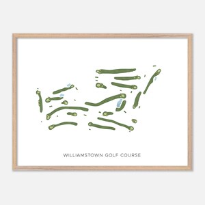 Puede incluir: Una impresión enmarcada del diseño del campo de golf de Williamstown. El campo está representado en verde, con elementos de agua azules, sobre un fondo blanco. El texto "WILLIAMSTOWN GOLF COURSE" está impreso en negro en la parte inferior.