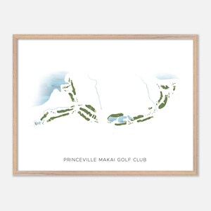 Peut inclure: Une impression encadrée du plan du parcours de golf Princeville Makai. L'œuvre présente une carte détaillée du parcours de golf avec des fairways verts, des plans d'eau bleus et le nom du parcours imprimé en bas. Le cadre est de couleur bois clair.