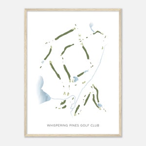 Op de afbeelding: Een minimalistische illustratie van een golfbaan met groene fairways en blauwe waterpartijen. De tekst "WHISPERING PINES GOLF CLUB" staat onderaan de afbeelding.