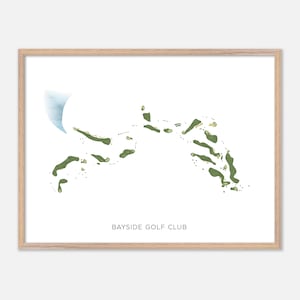 Puede incluir: Impresión enmarcada que muestra un mapa de campo de golf con calles verdes y un acento azul acuarela. El texto "BAYSIDE GOLF CLUB" está impreso en la parte inferior. El marco es de color madera clara.