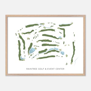 Op de afbeelding: Een ingelijste print van een golfbaanplattegrond, met groene fairways, blauwe waterpartijen en een lichtgekleurde lijst. De tekst "RAINTREE GOLF & EVENT CENTER" staat onderaan de afbeelding. De kaart is een gedetailleerde illustratie van de baanindeling.